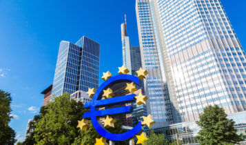 Euro advances ahead ECB meeting