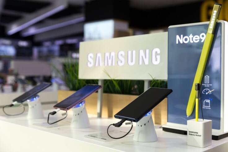 Finance Brokerage- Telefones da Samsung: telefones da Samsung alinhados em uma loja
