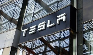 Tesla Motors_ Nome da Tesla em um edifício -FinanceBrokerage