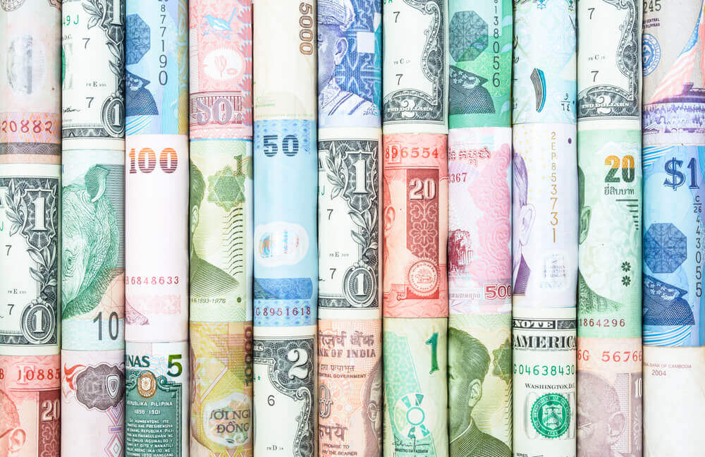devises monétaires: Un fond coloré de plusieurs rouleaux de monnaie de plusieurs pays.