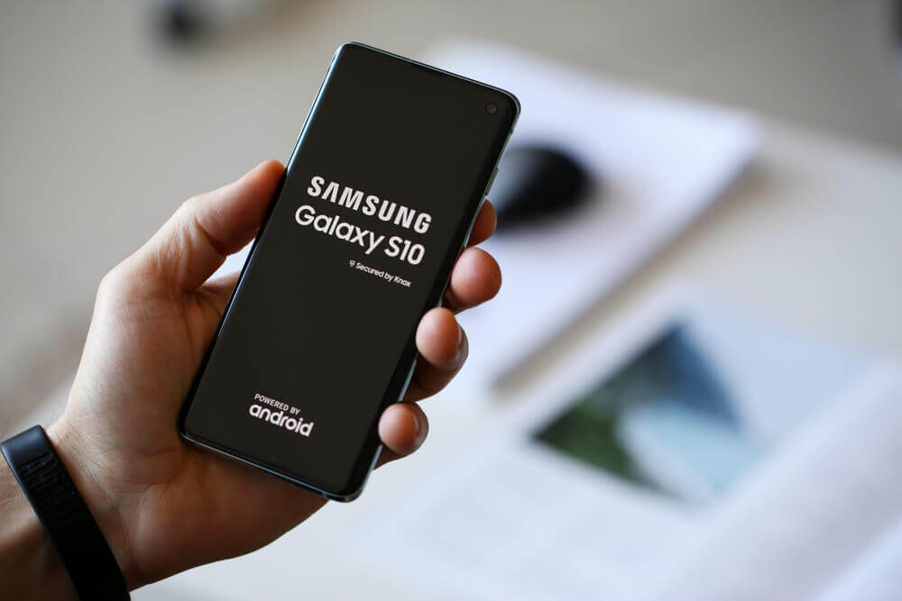 Samsung: Man holding samsung galaxy s 10.