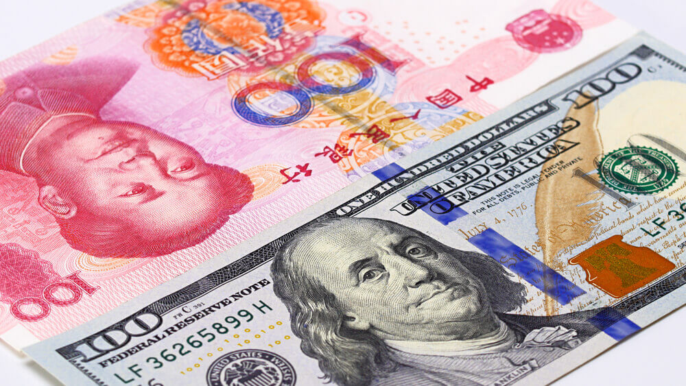devise: Yuan face aux billets de dollar concept