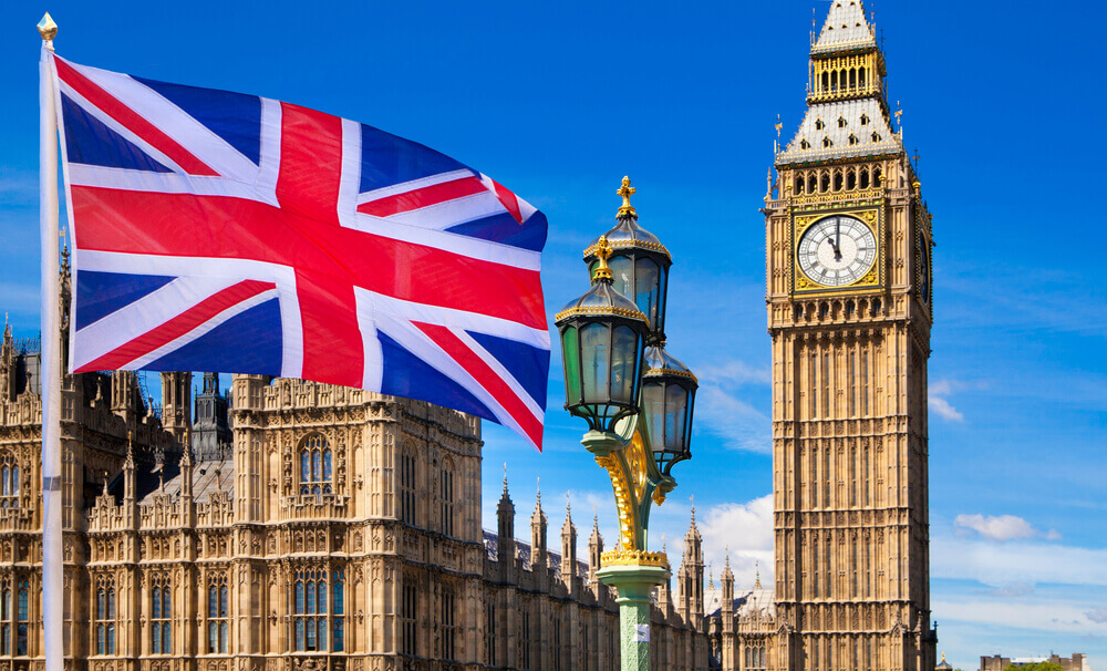 United Kingdom, Parliament: House of Parliament and British flag / pandemic, U.K.