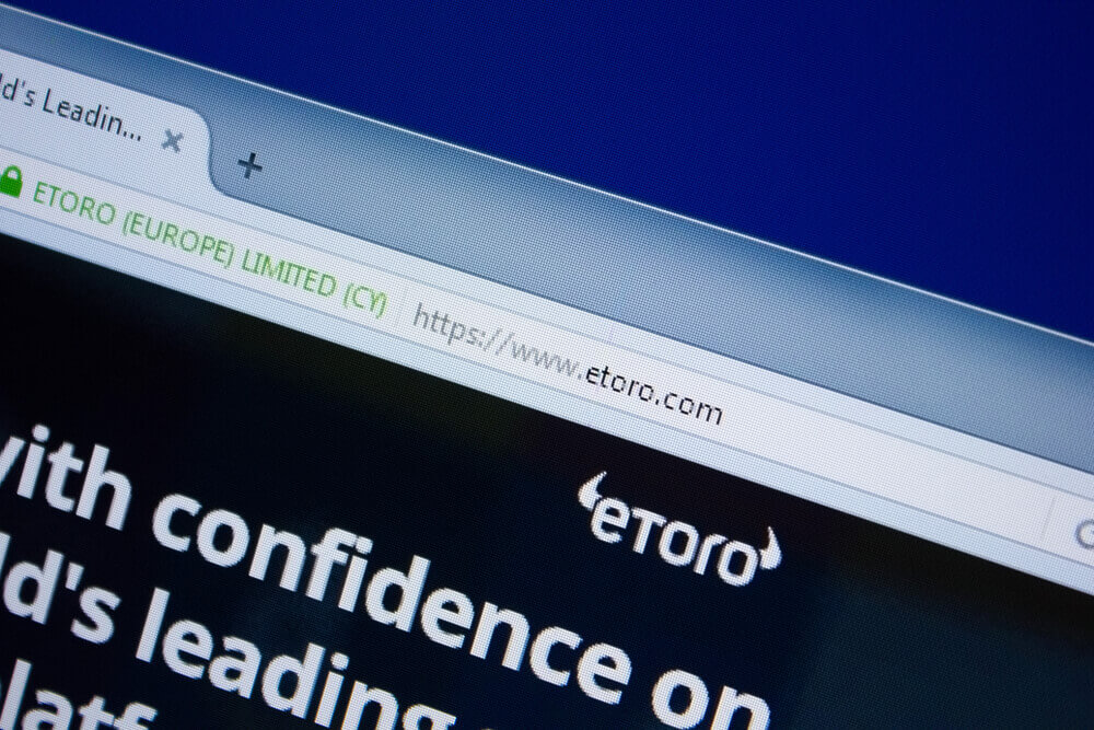 eToro: Homepage of Etoro website on the display of PC