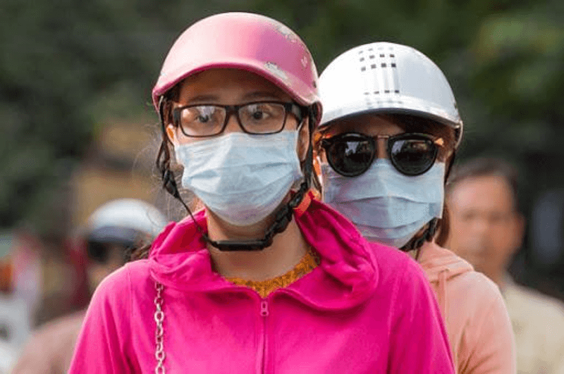 Chinese cyclists wearing face masks
