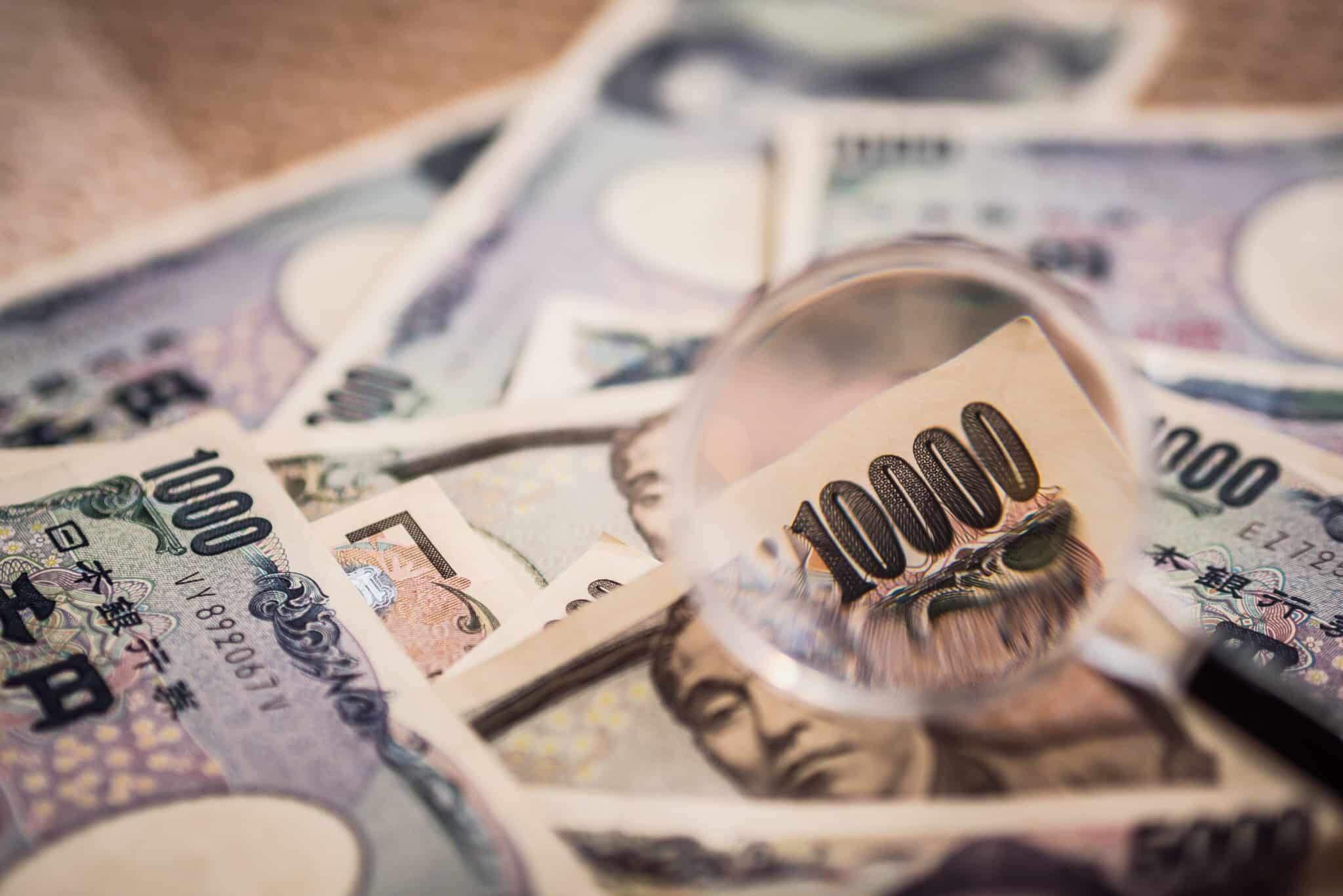 Foto de billetes de yenes japoneses.
