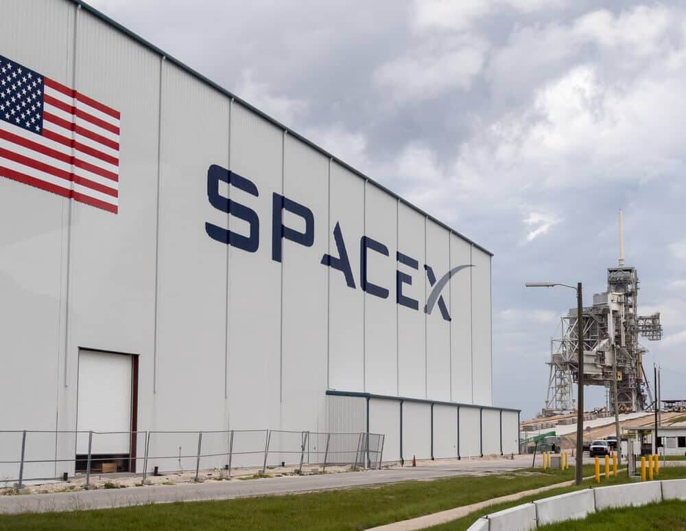 Musk’s SpaceX vs. Bezos’ Blue Origin in Space