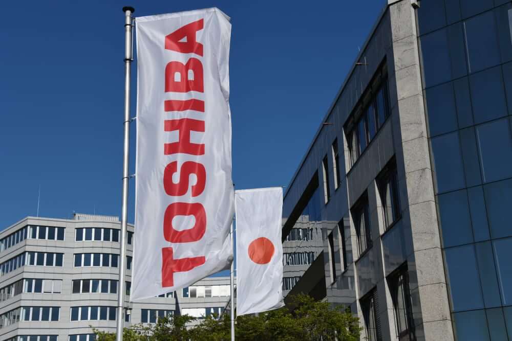 Toshiba Shares Drop with Kioxia's Halted IPO