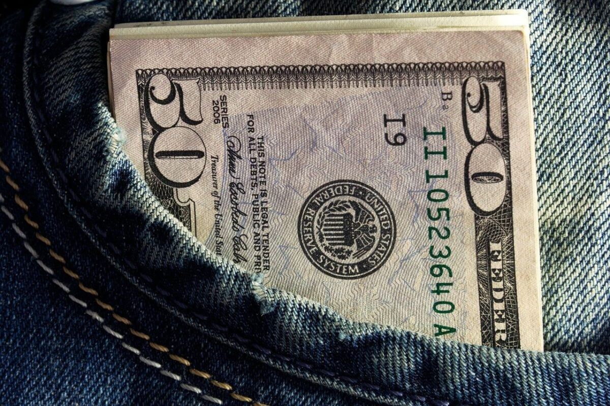 Nota de dólar em bolso