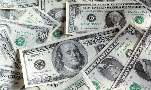 Várias notas de dólar americano espalhadas