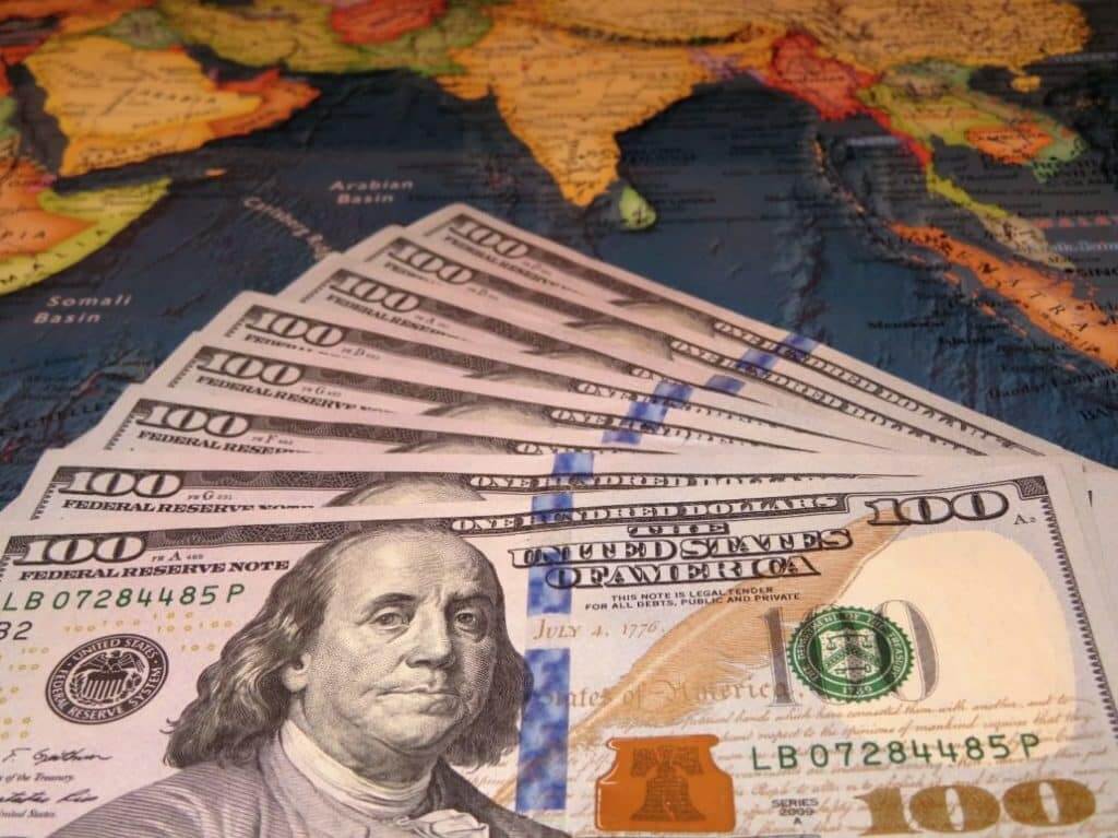 notas de dólar em cima de mapa