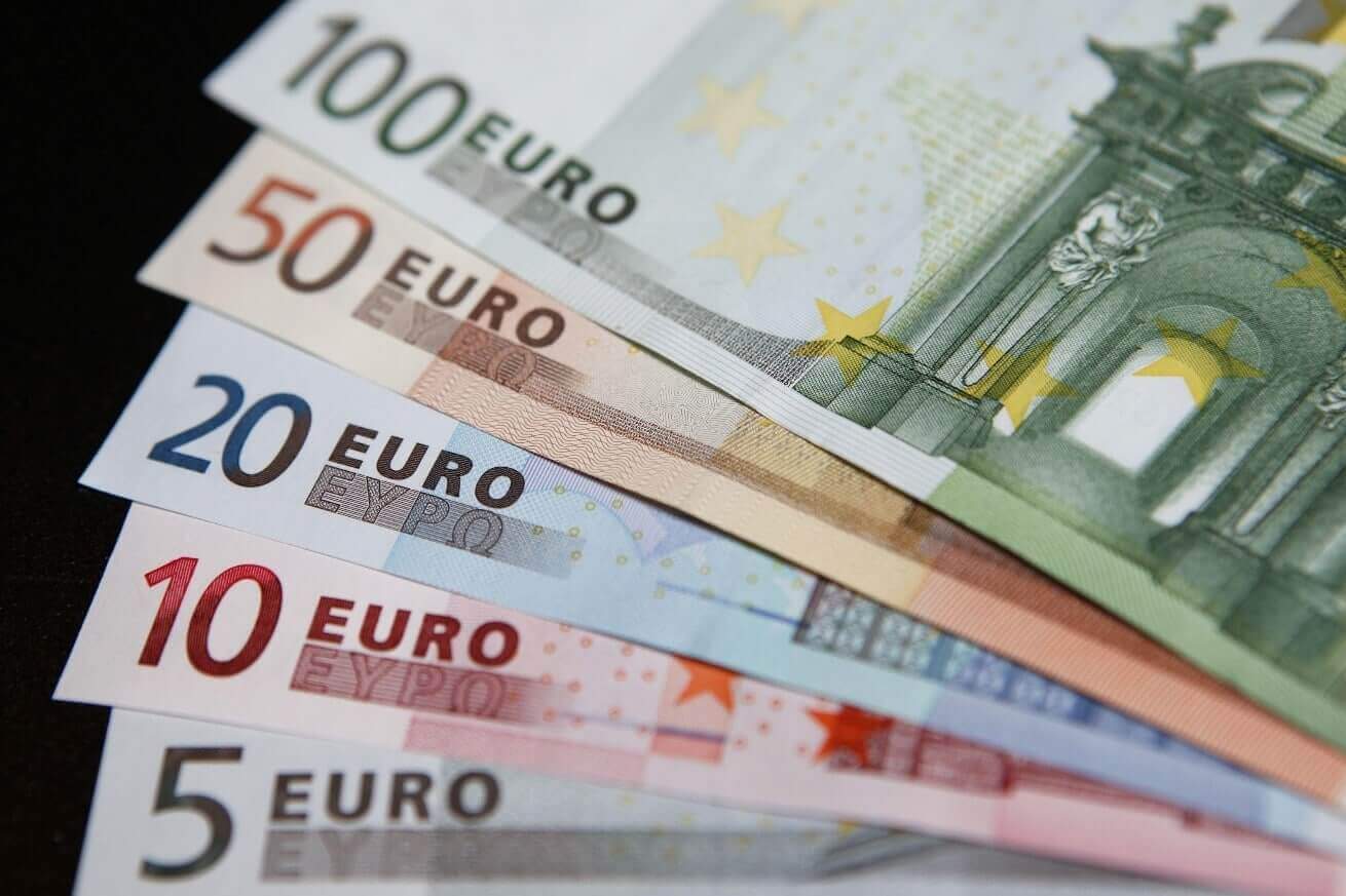 Euro manteve-se em uma alta de oito semanas contra o dólar
