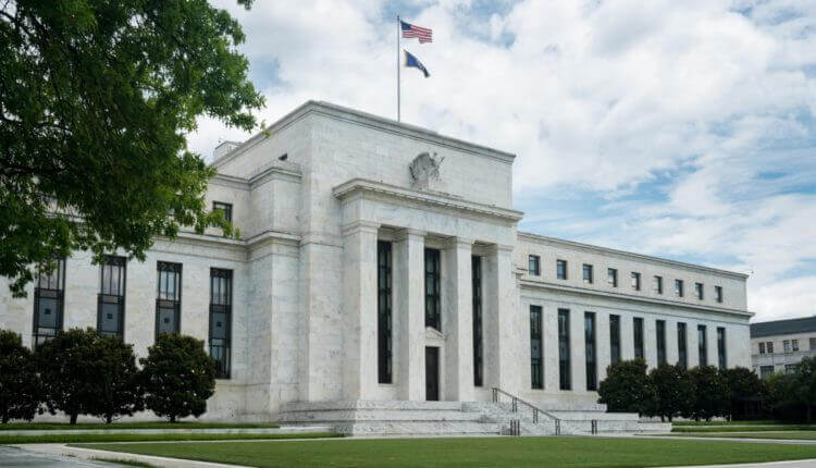 Fed afirma que economia dos EUA está melhorando aos poucos