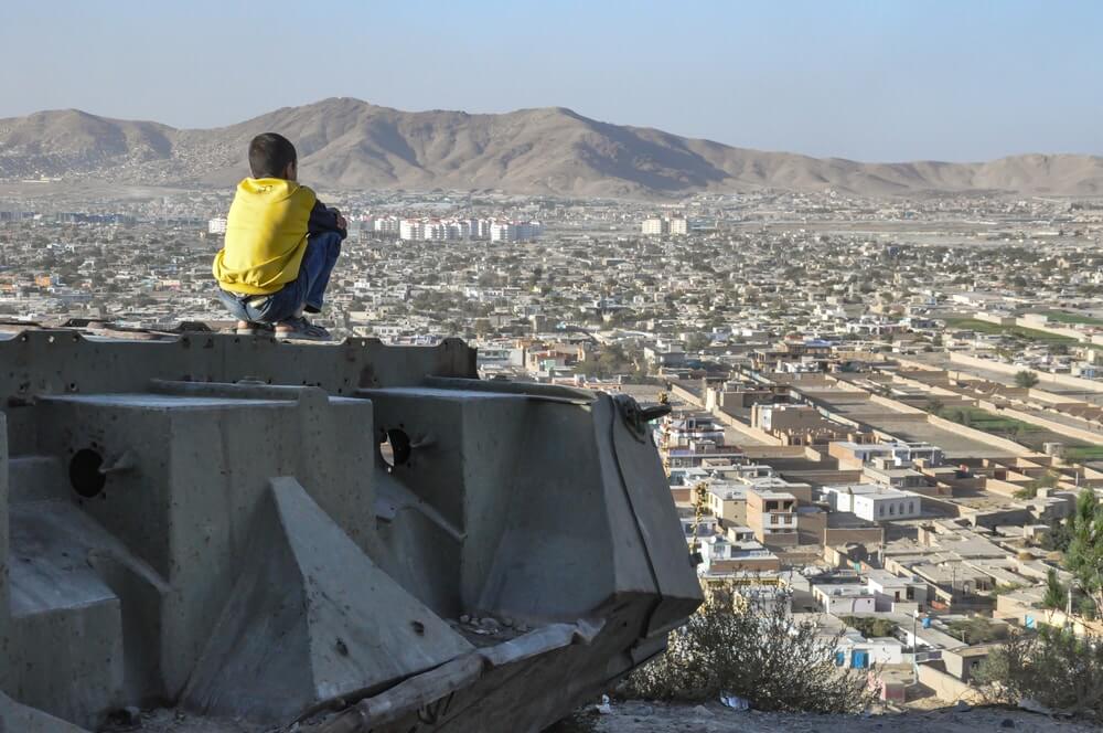 criança vendo vista do Afeganistão