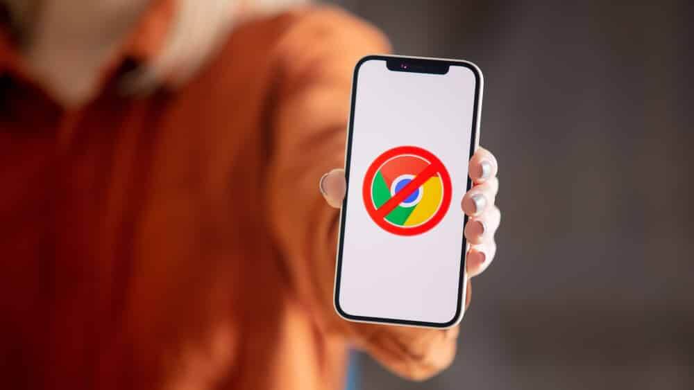 pessoa segurando celular com logo google bloqueado