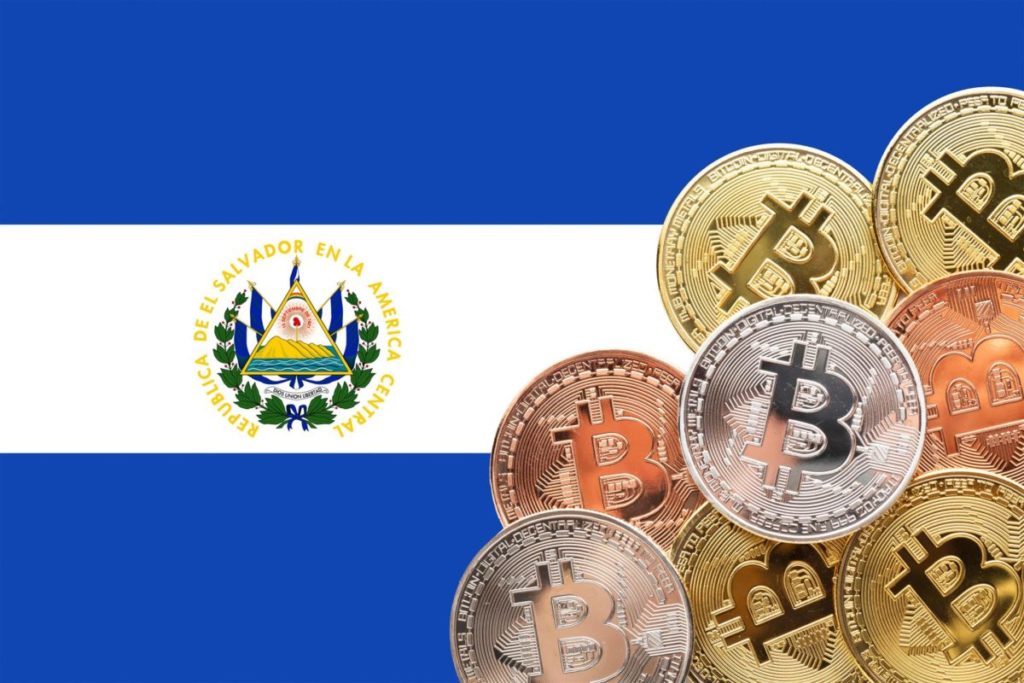 bandeira El Salvador com moedas de bitcoin
