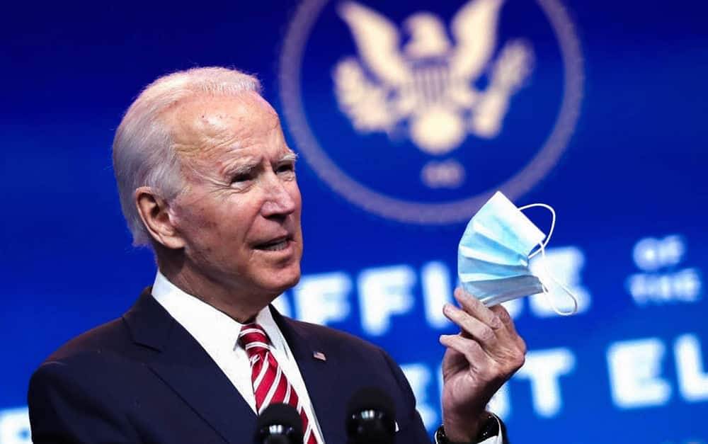 Joe Biden segurando máscara