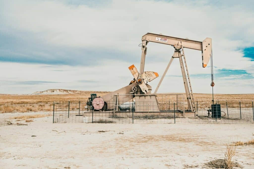 Нефть и природный газ: Нефть вернулась ниже уровня $83,00