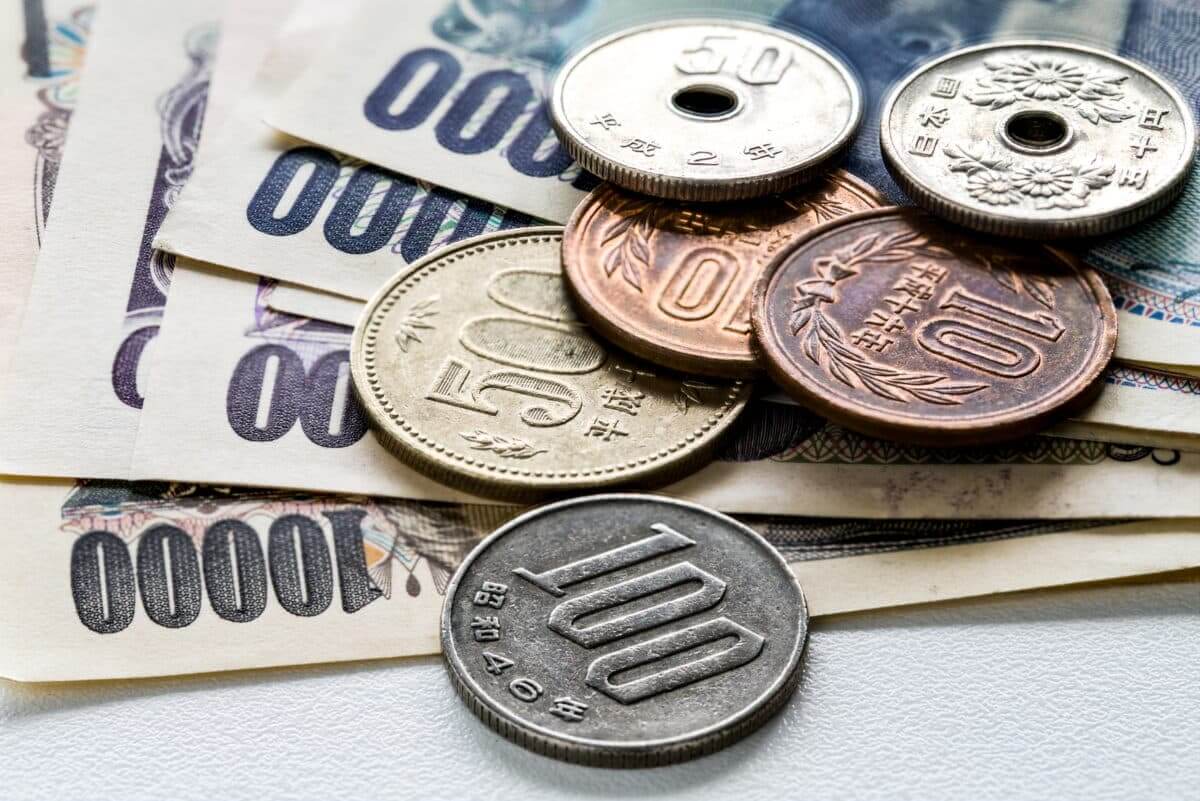 Japanese yen skyrocketed on Monday. What about the euro? 